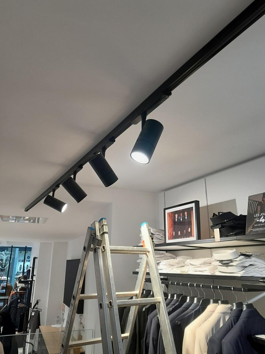 Pose d’éclairages professionnels : magasins & entrepôts en Indre-et-Loire (37)